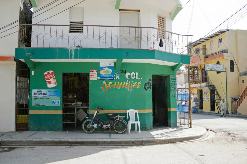 Local comercial de esquina pintado de verde
